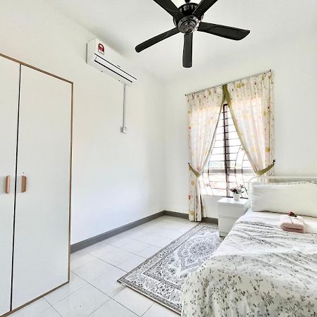 Tropika Homestay Bangi With 3 Bedrooms Kajang Eksteriør billede