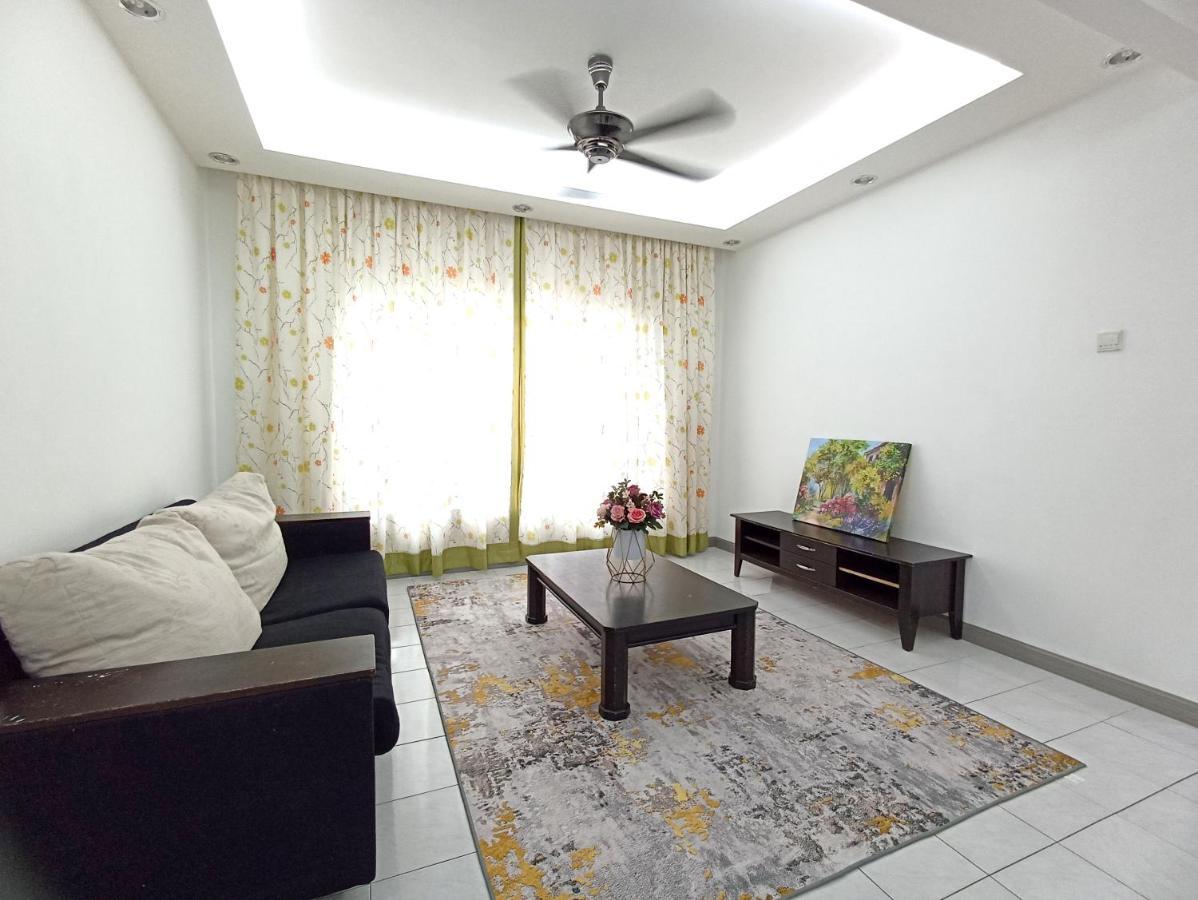 Tropika Homestay Bangi With 3 Bedrooms Kajang Eksteriør billede