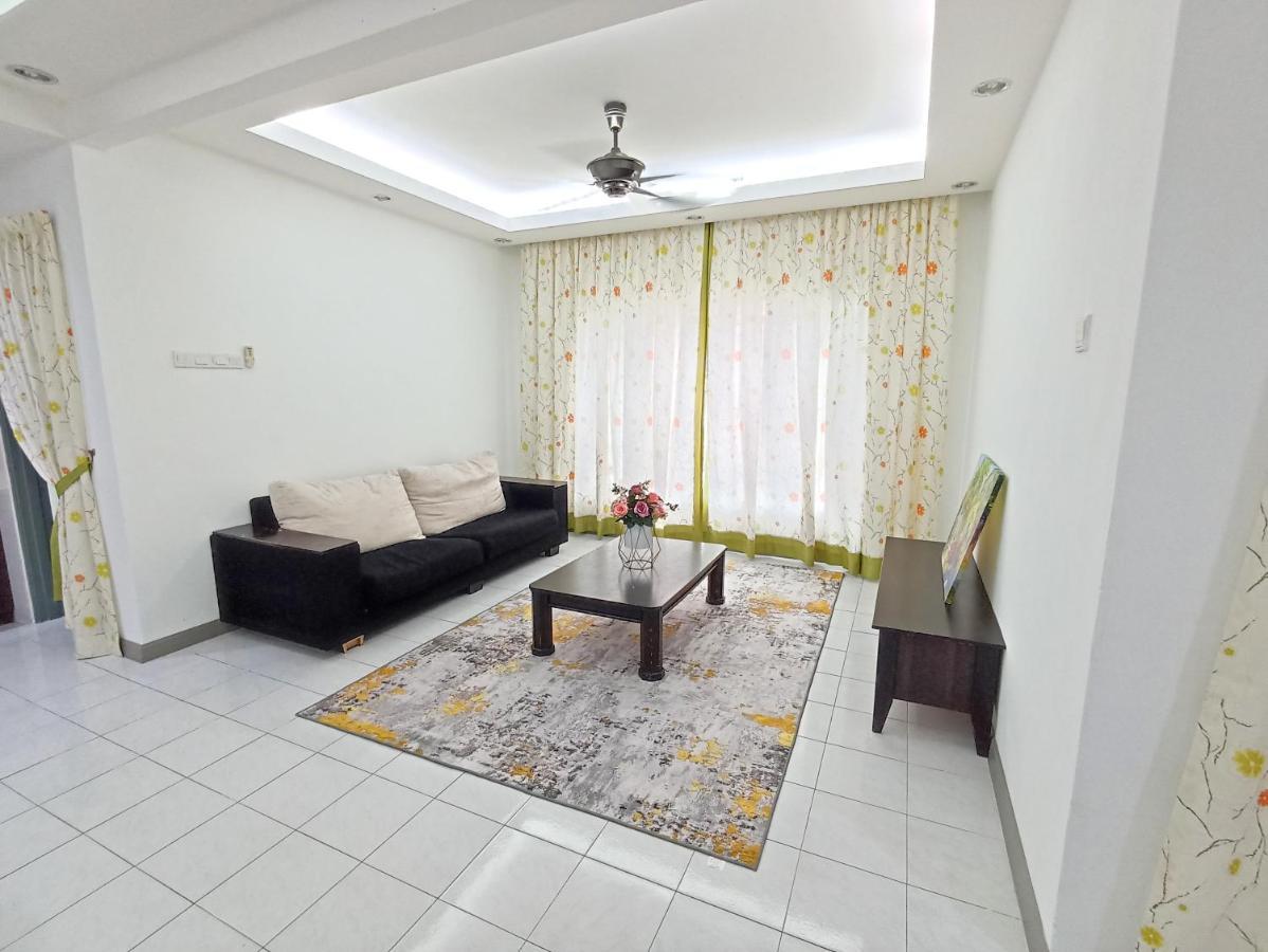 Tropika Homestay Bangi With 3 Bedrooms Kajang Eksteriør billede