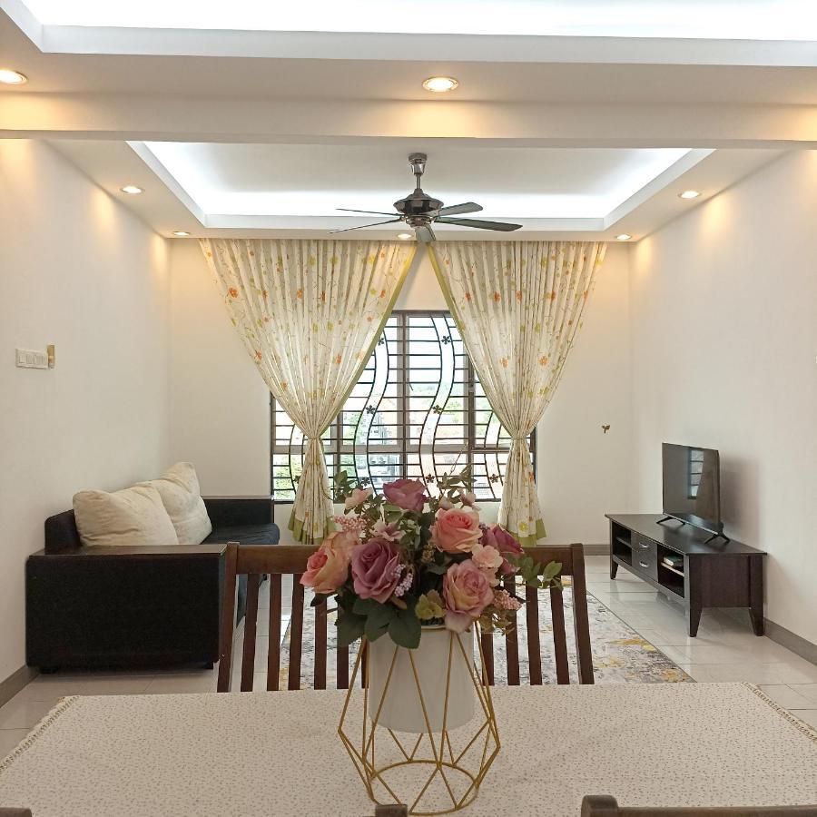 Tropika Homestay Bangi With 3 Bedrooms Kajang Eksteriør billede