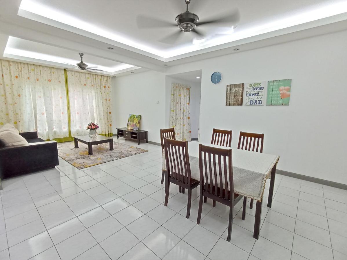 Tropika Homestay Bangi With 3 Bedrooms Kajang Eksteriør billede