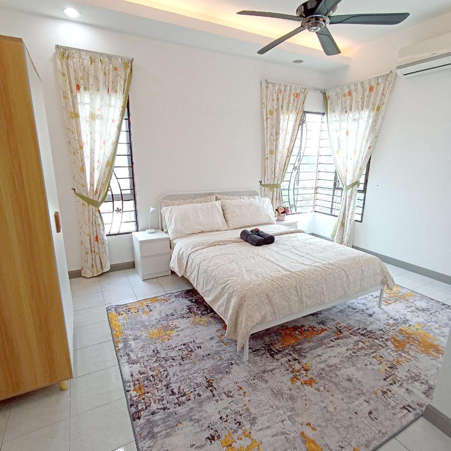Tropika Homestay Bangi With 3 Bedrooms Kajang Eksteriør billede
