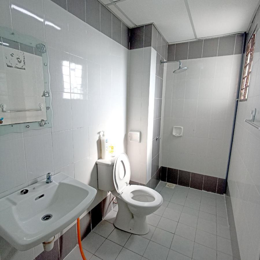 Tropika Homestay Bangi With 3 Bedrooms Kajang Eksteriør billede