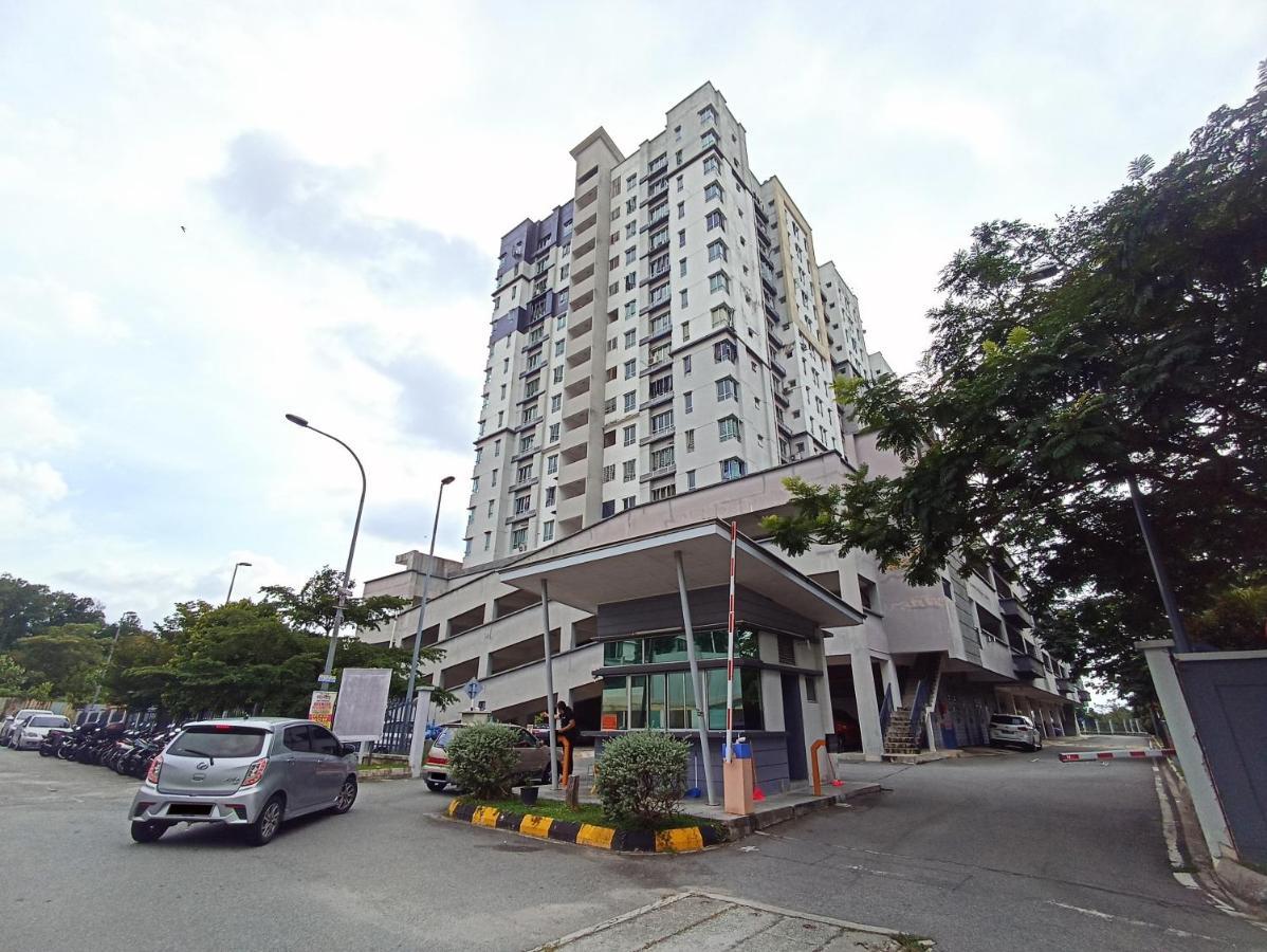 Tropika Homestay Bangi With 3 Bedrooms Kajang Eksteriør billede