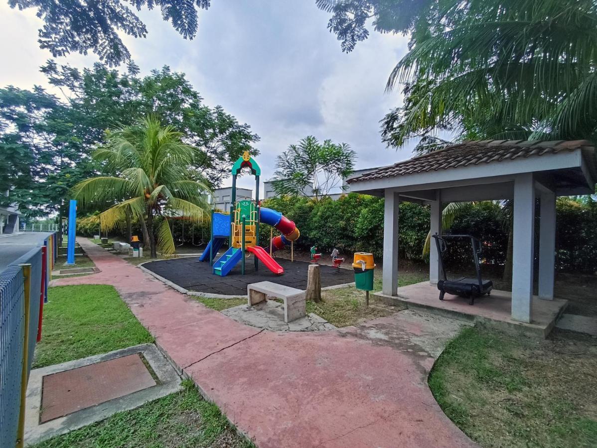 Tropika Homestay Bangi With 3 Bedrooms Kajang Eksteriør billede