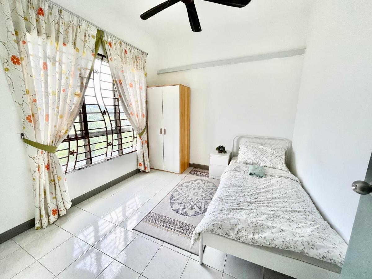 Tropika Homestay Bangi With 3 Bedrooms Kajang Eksteriør billede