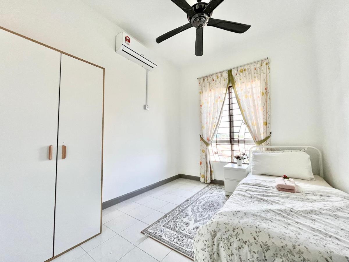 Tropika Homestay Bangi With 3 Bedrooms Kajang Eksteriør billede