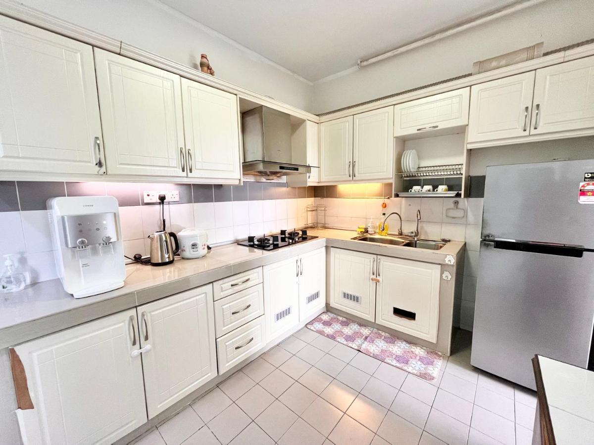 Tropika Homestay Bangi With 3 Bedrooms Kajang Eksteriør billede